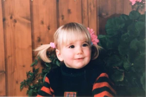 Nov 90, j’ai presque 2 ans et je pose devant les géraniums de Mamy en Vanoise